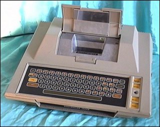 Atari 400 mit aufgeklapptem Modulschacht